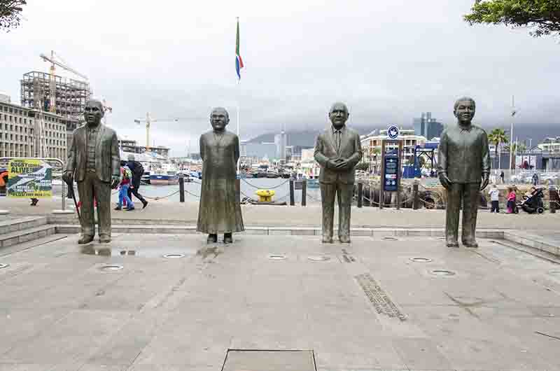 22 - Sudafrica - Ciudad del Cabo - Waterfront - monumento Nobel Square
